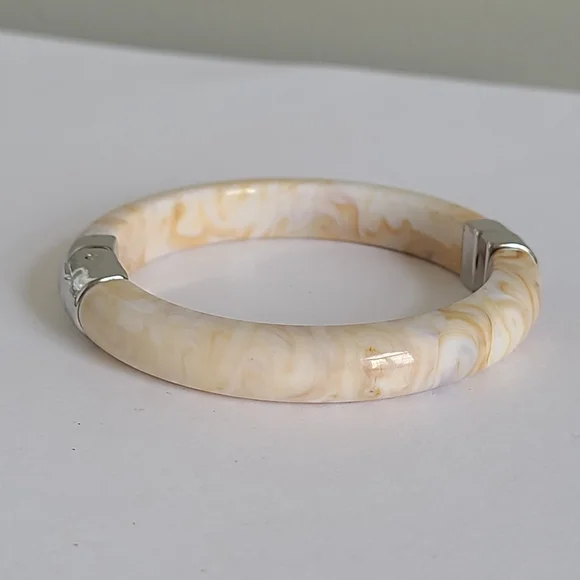 Vintage Boho Cream Chunky Resin Acrylic Hinged Silver Tone Bangle Bracelet - Picture 3 of 13